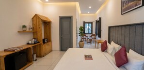 Superior Double Room, Balcony, City View | Peti besi dalam bilik, dihias secara berasingan 