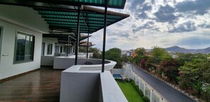 Superior Double Room, Balcony, City View | Pemandangan balkoni