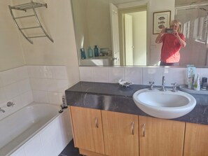 Bathroom - Beautiful family home ,fully furnished in Bendigo over Easter 3rd April  to 8th (Strathdale)