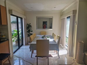 Dining - Beautiful family home ,fully furnished in Bendigo over Easter 3rd April  to 8th (Strathdale)