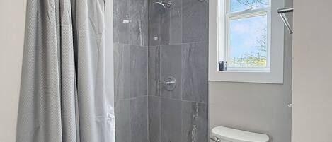 Haartrockner, Handtücher, Seife, Toilettenpapier