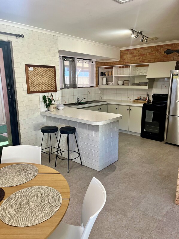 Private kitchen - Easy Stays on Askew (Geraldton)