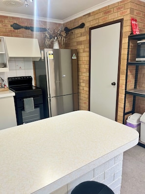 Private kitchen - Easy Stays on Askew (Geraldton)