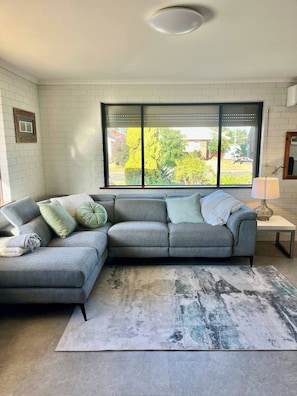 Living area - Easy Stays on Askew (Geraldton)