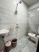 Chuveiro, chuveiro com efeito de chuva, chinelos, toalhas de banho