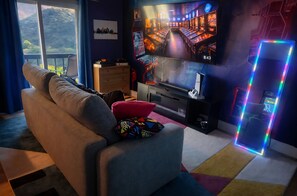 Living area - Balcony Views of the Hollywood Sign; 4BR/4BA Hillside Retreat w/ Game Room & Gym (Los Angeles)