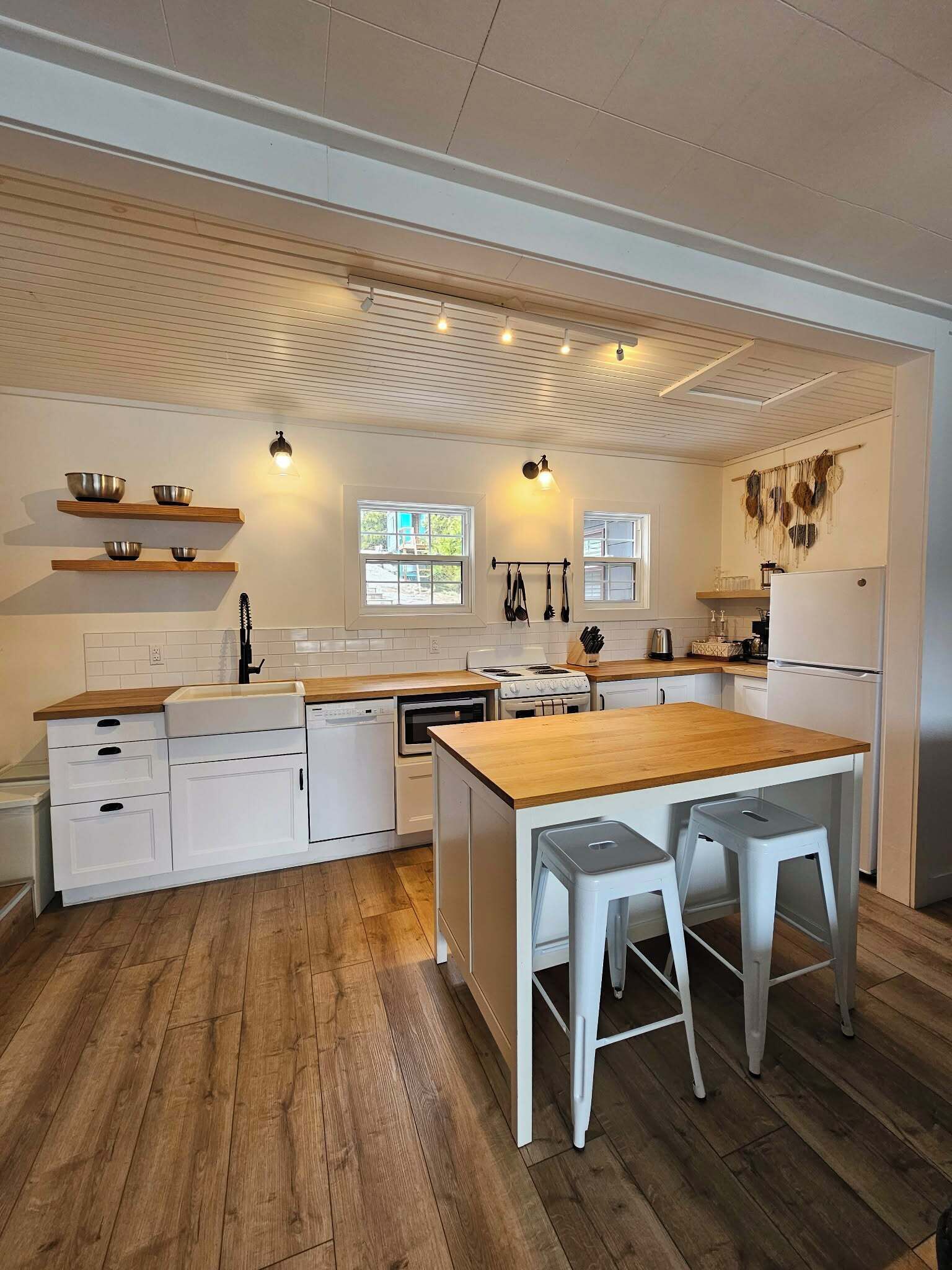 Køleskab, mikrobølgeovn, ovn, kogeplade