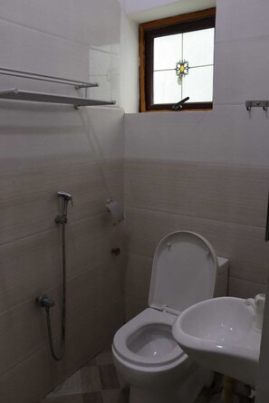 Douche, serviettes fournies, savon, papier toilette