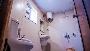 Ein Badezimmer mit Toilette, Bidet, Waschbecken und Dusche.