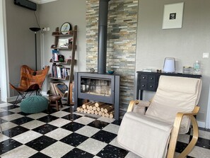 A living room with a fireplace, a checkered floor, a bookshelf, and a chair. - Architect's house in the countryside (Sainte-Geneviève-lès-Gasny)