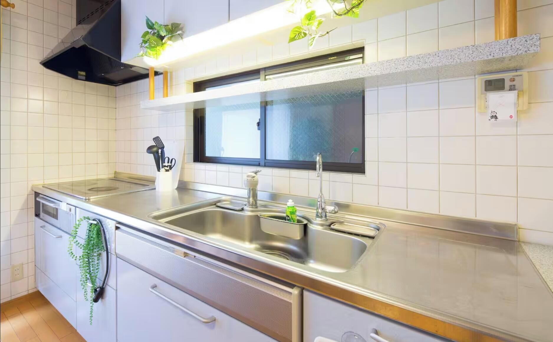 Kühlschrank, Mikrowelle, Herdplatte, Reiskocher