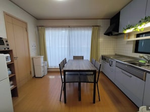 Comfort-Haus, 2 Schlafzimmer | Essbereich im Zimmer