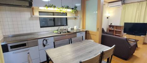Comfort House, 2 Bedrooms | In-room dining