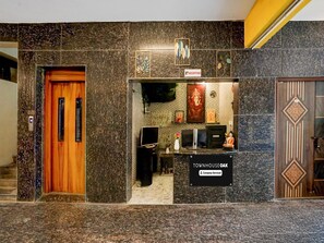 A reception area with a reception desk, a sign indicating 'Townhouse Oak,' and a reception sign above the door.