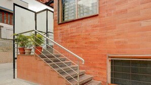 Una escalera con barandillas metálicas que conduce a un edificio de ladrillo rojo.
