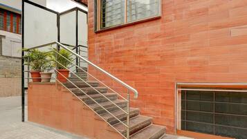 House | Meja sambut tetamu