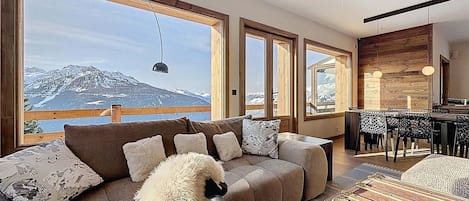 Chalet | Living room | Fireplace