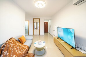 Family Suite, 1 Queen Bed, Non Smoking, City View | Living area