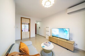 Family Suite, 1 Queen Bed, Non Smoking, City View | Living area