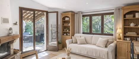 Smart TV y chimenea
