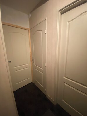 Interior - Self-contained room for rent with access to heated swimming pool (Beaucouzé)