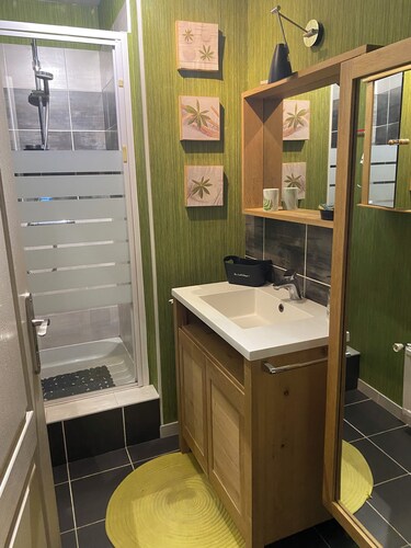 Independent room for rent with access to heated swimming pool (optional)