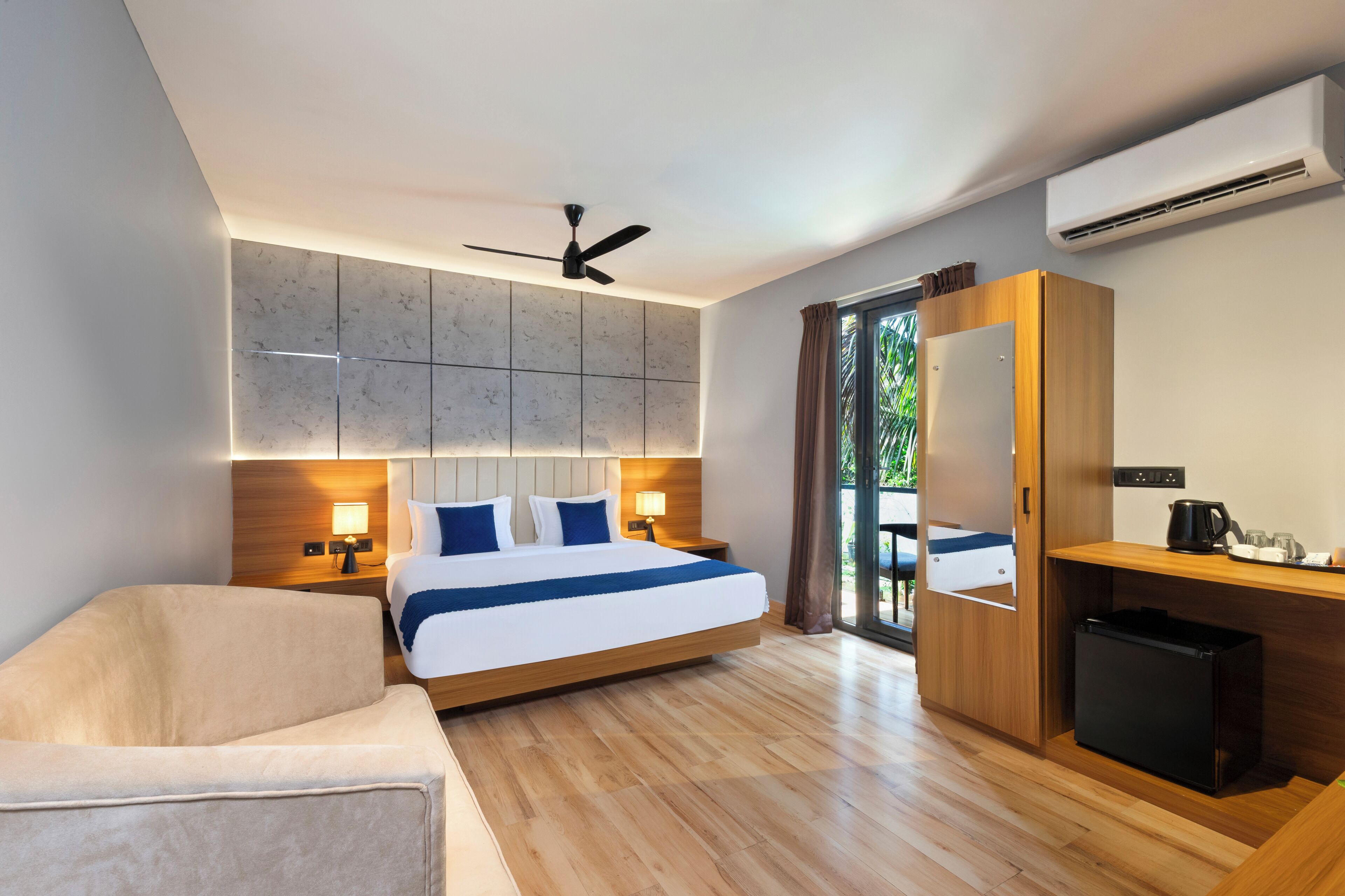 ห้องพรีเมียมสวีท, ระเบียง, วิวสวน | ตู้นิรภัยในห้องพัก, โต๊ะทำงาน, พื้นที่ทำงานแบบใช้แล็ปท็อป, Wi-Fi  ฟรี