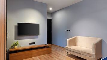 Caja de seguridad en la habitación y escritorio