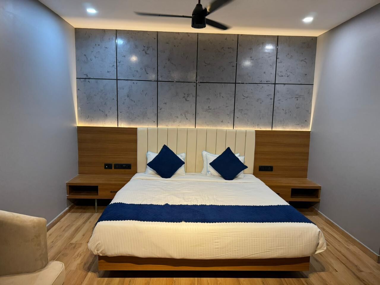 Quarto casal luxo, 1 cama Queen, sacada, vista para o jardim