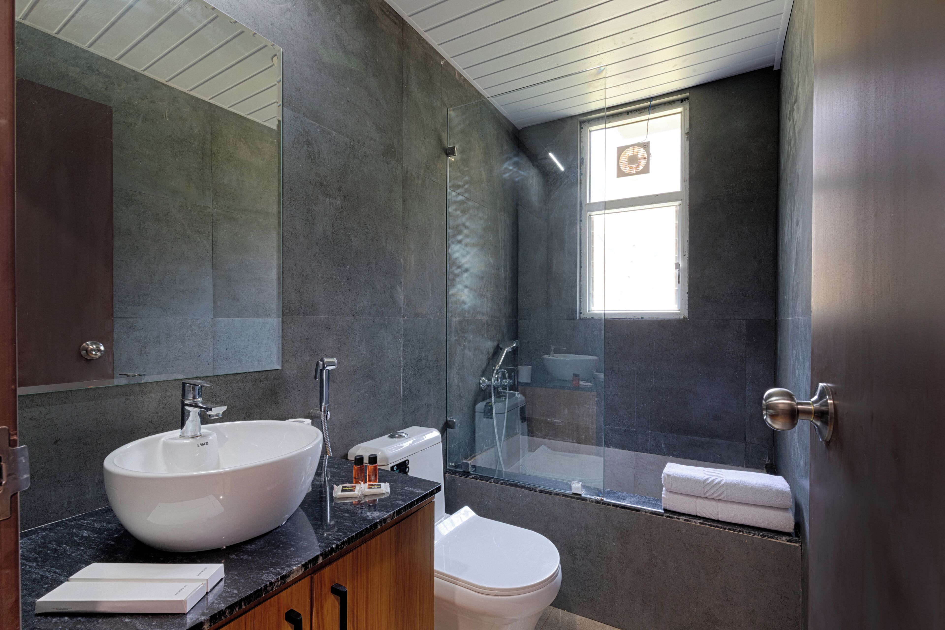 Deluxe Double Room, 1 Queen Bed, Balcony, Garden View | Bathroom | Separate tub and shower, free toiletries, hair dryer, towels