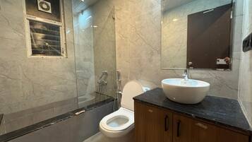 Premium Suite, Balcony, Garden View | Bathroom