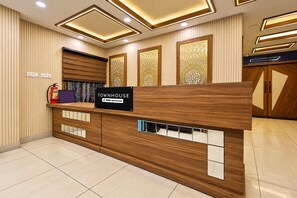 A reception desk with a sign that reads 'TOWNHOUSE OYO-Serviced'. - Deluxesaanvi Paradise (Bhopal)