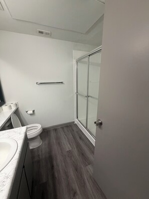 Shower, towels, toilet paper - Modern 2-bedroom apartment close to top Houston attractions (Houston)