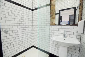 Shower, towels, soap, toilet paper - Glebe Terraces (Glebe)