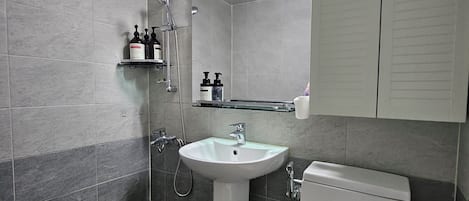 Dusche, Haartrockner, Handtücher, Seife