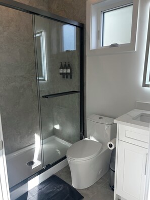 Douche, sèche-cheveux, serviettes fournies, savon