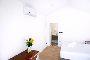 Comfort Bungalow, 1 King Bed, Private Bathroom, Garden View | Desk, laptop workspace, soundproofing, free WiFi - Travellers Palm (Ko Pha-ngan)
