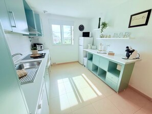 Fridge, microwave, oven, dishwasher - Casa Daisy Luxury Golf Retreat at Hacienda Riquelme with Pool,Lake & Golf Views (Sucina)