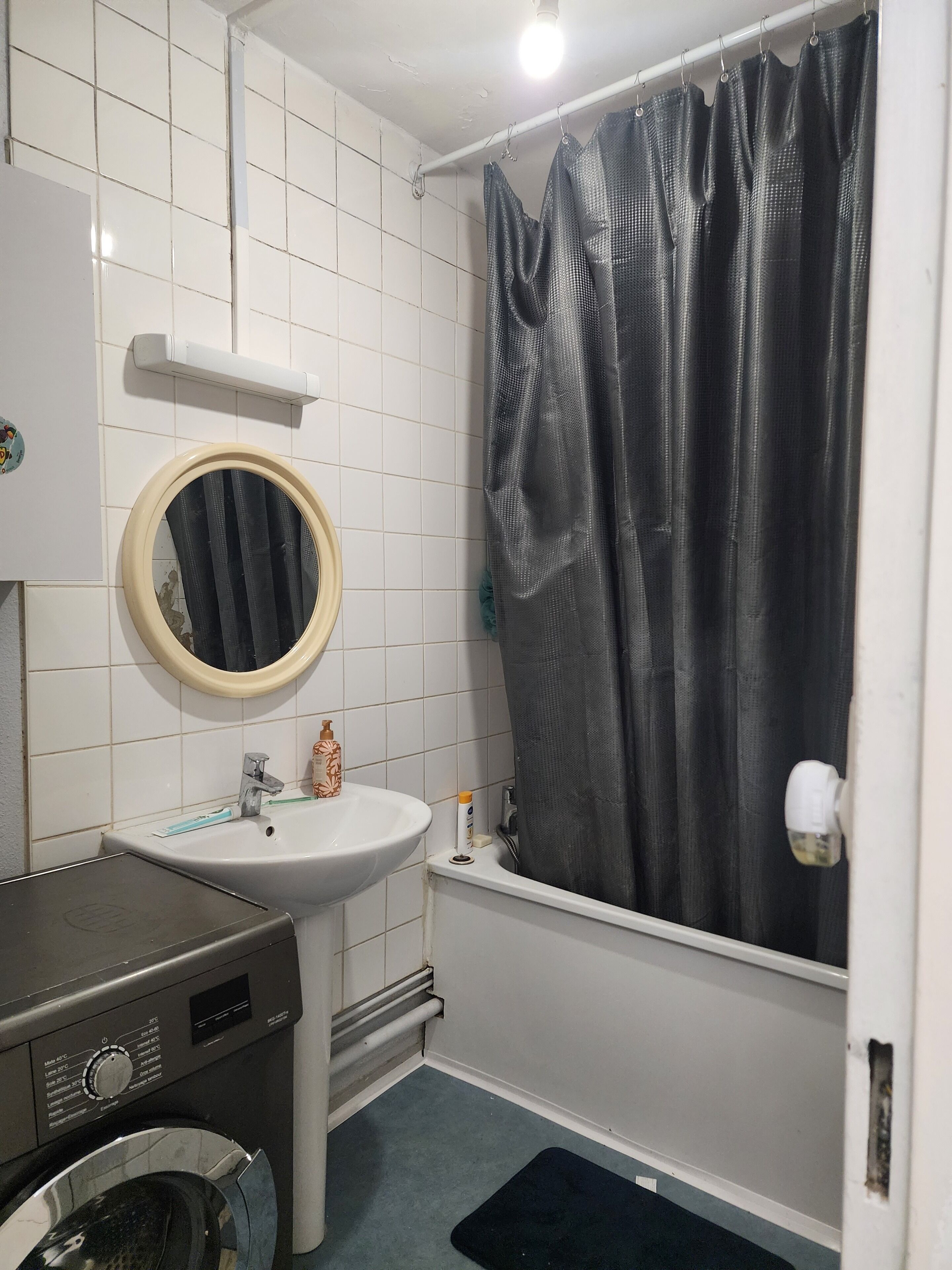 Haartrockner, Handtücher, Seife, Toilettenpapier