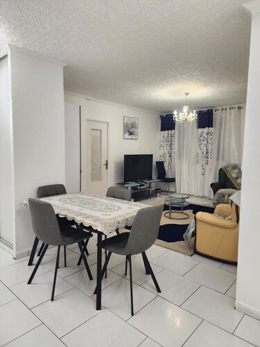 Spacious, bright 3-bedroom T4 apartment-Calm, comfortable & within easy reach of downtown