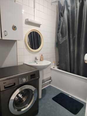 Haartrockner, Handtücher, Seife, Toilettenpapier
