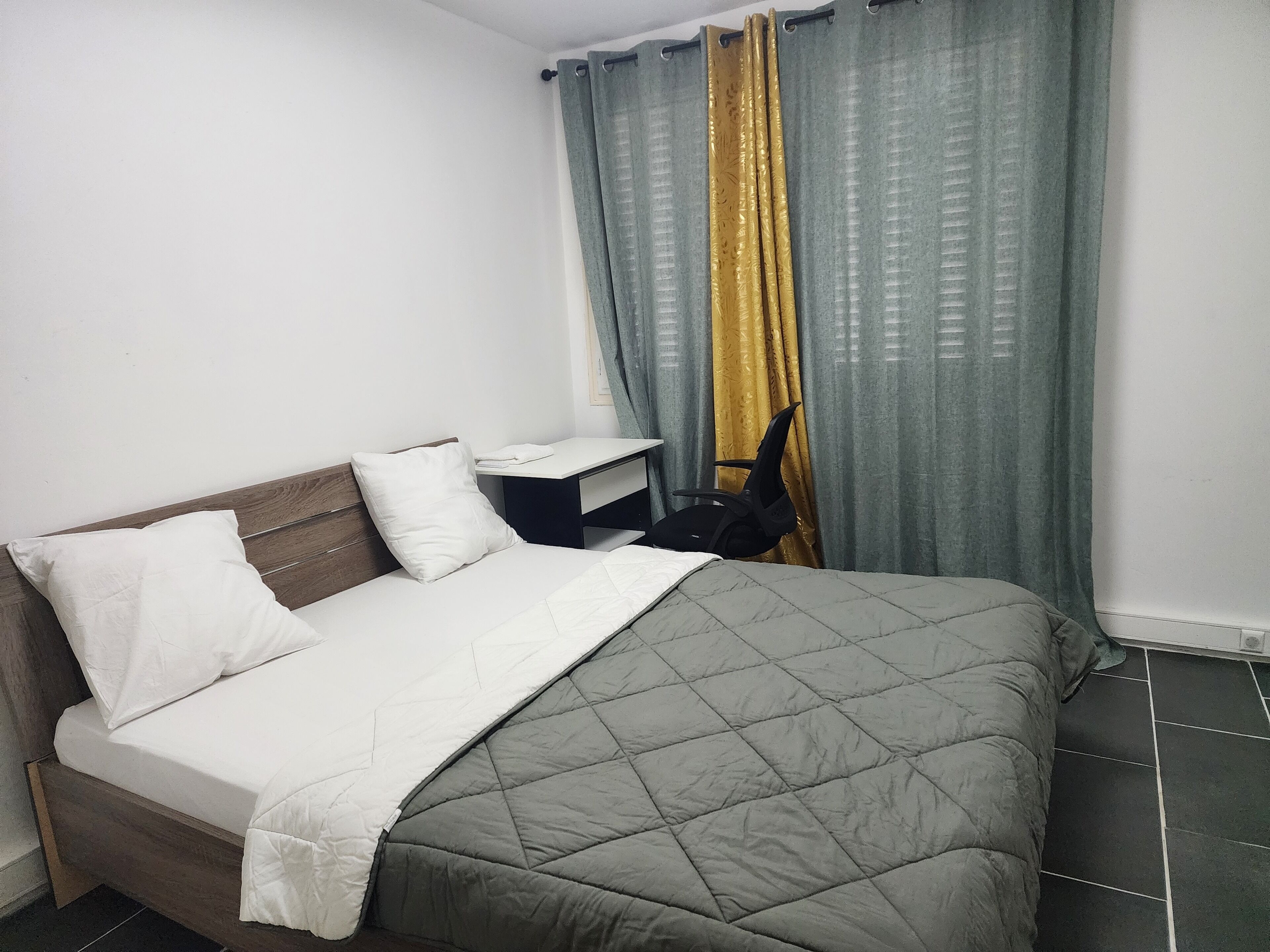 3 slaapkamers, een strijkplank/strijkijzer, wifi, beddengoed