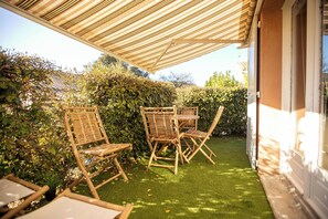 Outdoor dining - Vrbo Property (Saint-Martin-d'Ardèche)