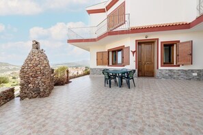 Outdoor dining - With large private outdoor space and parking (Castelsardo)