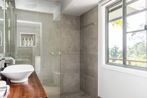 Douche, séchoir à cheveux, serviettes fournies, savon