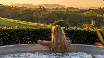 Panoramic House, Garden View | Outdoor spa tub
