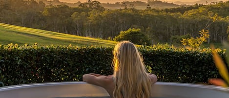 Panoramic House, Garden View | Outdoor spa tub