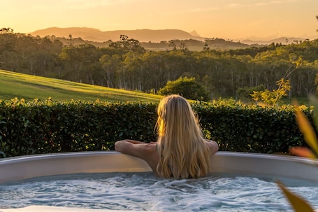 Panoramic House, Garden View | Outdoor spa tub. Cape Byron Retreat