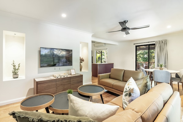 Deluxe Apartment, Garden View | Living area - Cape Byron Retreat (Skinners Shoot)