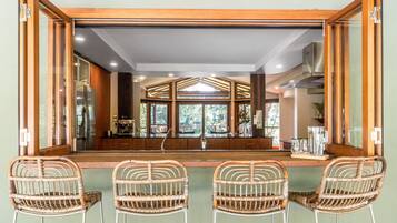 Casa panorâmica, vista para o jardim | Bar (na propriedade)